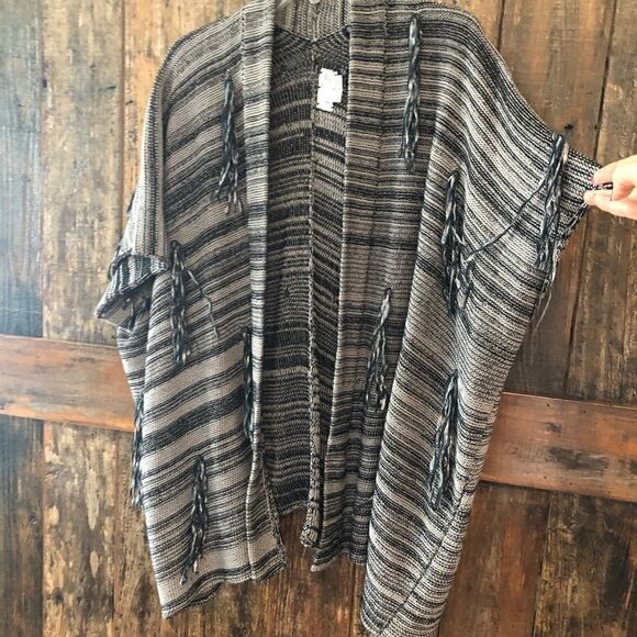 John Schultz OS Handmade Gray BOHO Tassle Kimono Western Funky Style Knit Cape - Picture 8 of 10